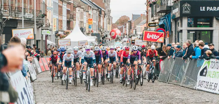 Le peloton lancé sur les pavés